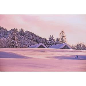 Chalet d'alpage sous le ciel rosé en impression sur dibond